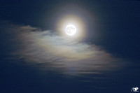 Luna con alone tra le nuvole