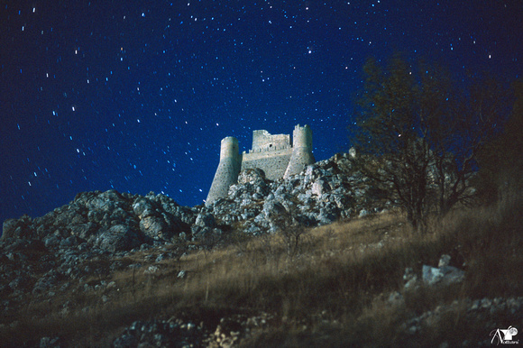 Castello arroccato, sotto la Luna